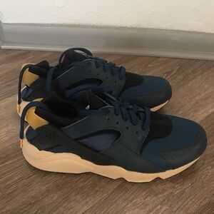 Size 11 - Men's Nike Air Huarache Premium Armory Navy DZ4852-001